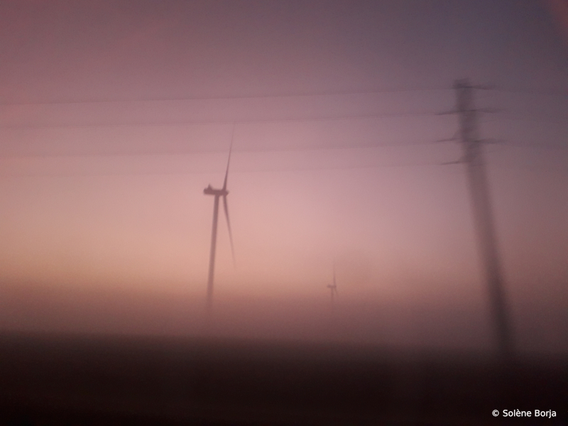 Coucher de soleil et éoliennes en route