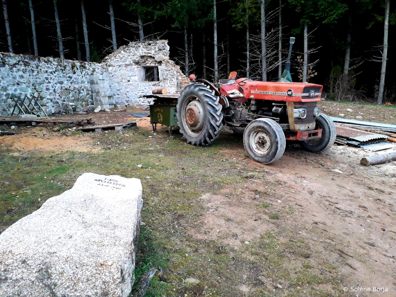 Ruine un peu d'altitude et un tracteur