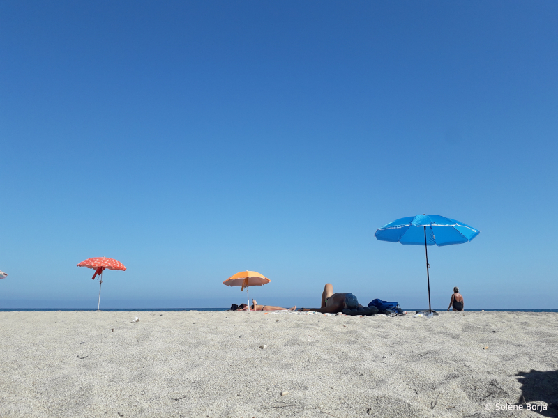 Plage et parasols