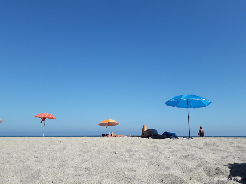 Plage et parasols