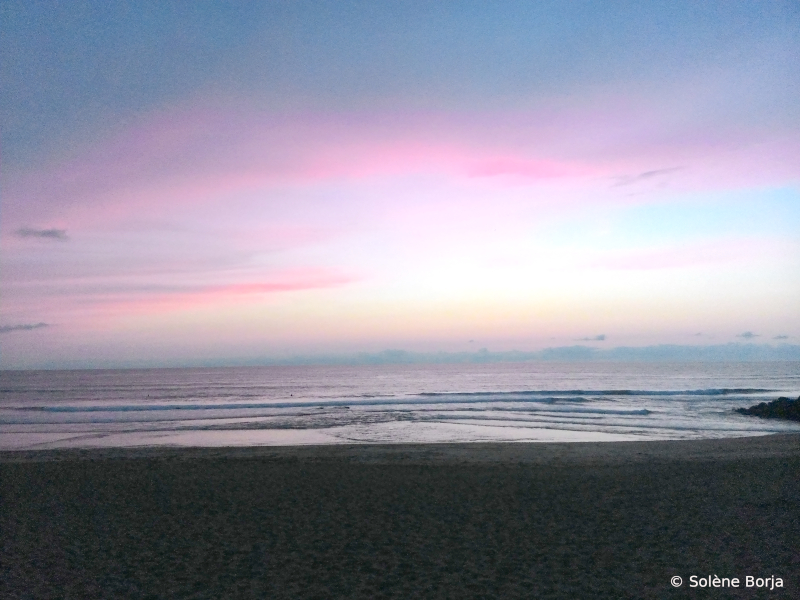 Coucher de soleil bleu et rosé en bord de plage