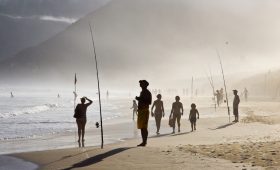 Après une forte pluie, le soleil est réapparu sur cette partie de la côte Atlantique. Amateurs de pêche à la ligne, promeneurs,  nageurs, surfeurs sont en contact avec l’eau et la lumière qui baigne le moment.